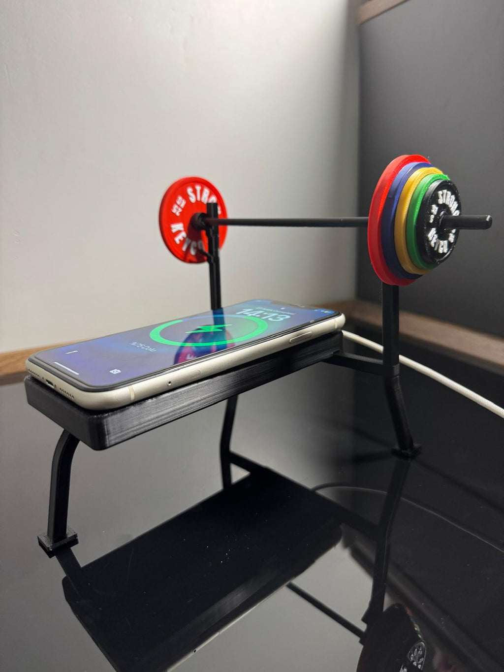 FITNESS TEMALI DEKORATİF BENCH PRESS MAGSAFE ŞARJ STANDI - STRONGKEYCO PREMIUM SERIES