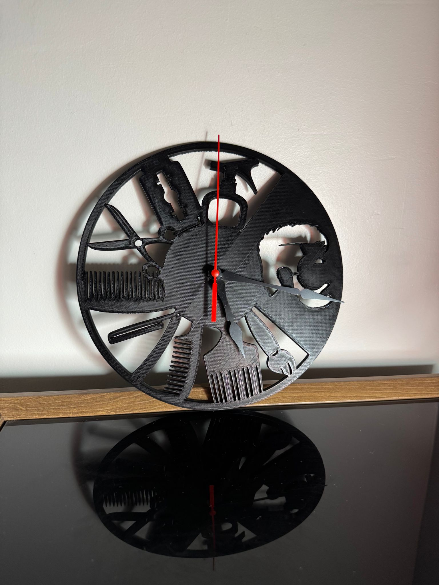 Berber & Kuaför Temalı Dekoratif Duvar Saati | Makas Tarak Tasarımlı Modern Salon Saati