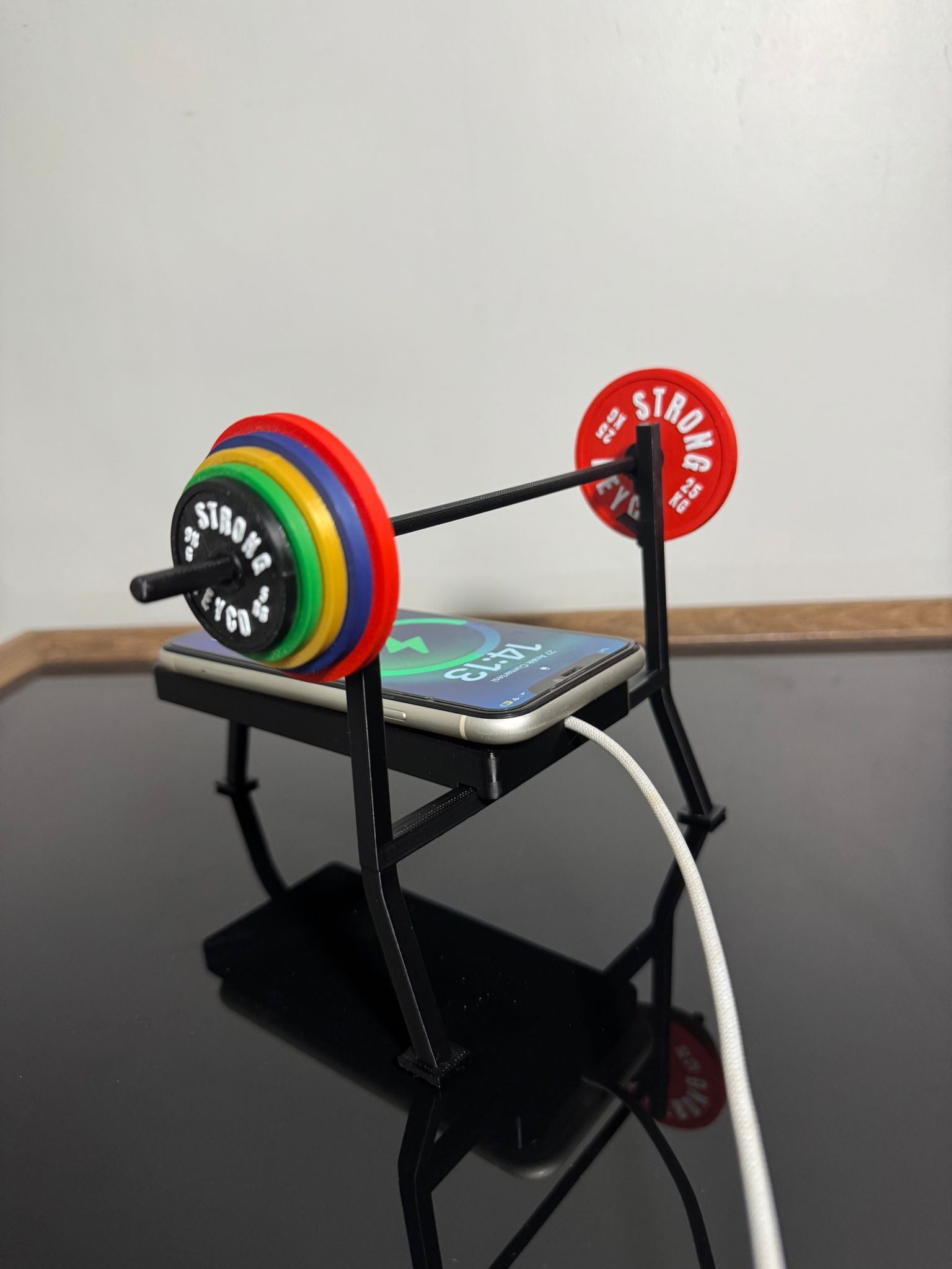FITNESS TEMALI DEKORATİF BENCH PRESS MAGSAFE ŞARJ STANDI - STRONGKEYCO PREMIUM SERIES