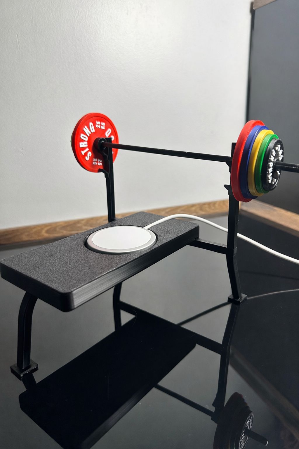FITNESS TEMALI DEKORATİF BENCH PRESS MAGSAFE ŞARJ STANDI - STRONGKEYCO PREMIUM SERIES