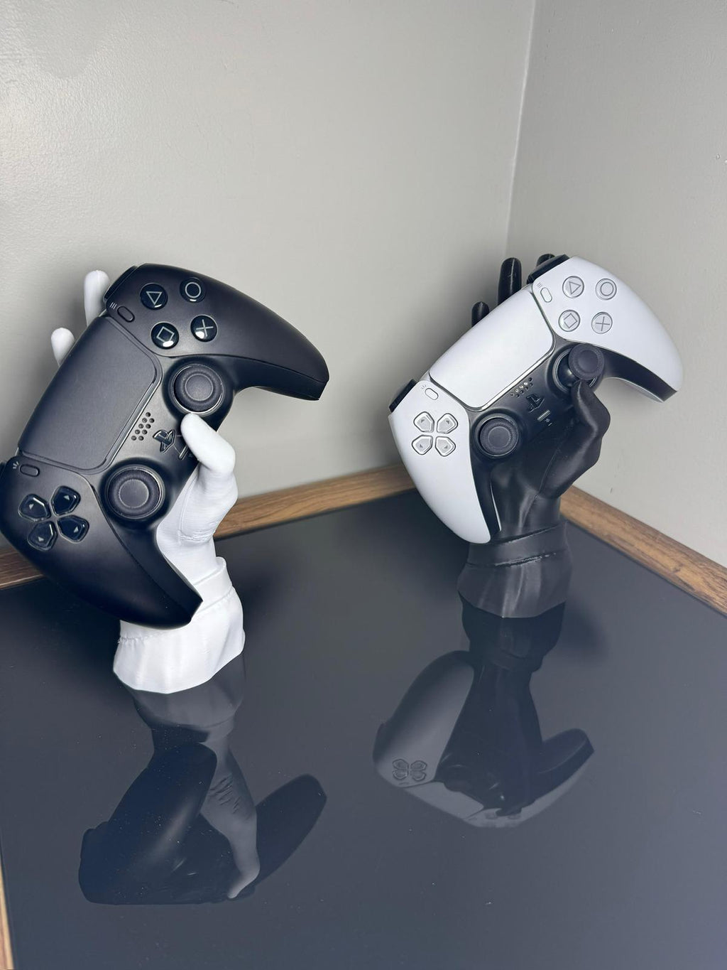 PS5 Oyun Kolu Tutucu – El Figürlü